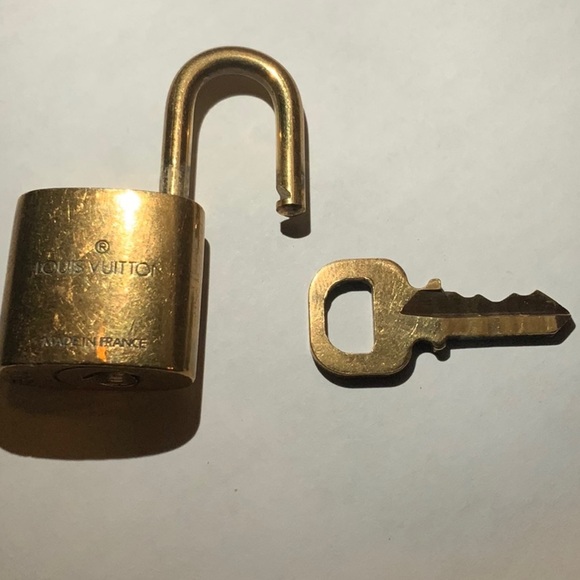 Vintage Louis Vuitton Brass ‘302’ Padlock in Goldtone with Goldtone Key [|] - Picture 5 of 6